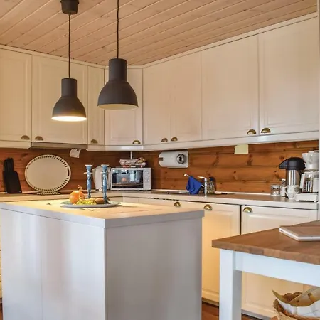 Дом отдыха Five Bedroom Holiday In Рена